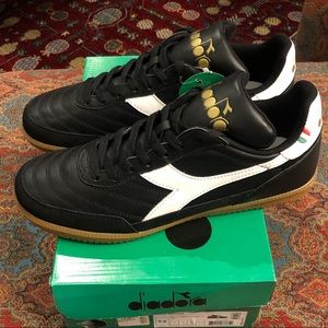 DiaDora: Gold Indoor Black Leather Sport Shoe sz 9.5